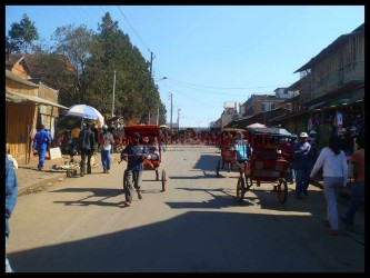 Pousse-pousse dans une rue d'Antsirabe.