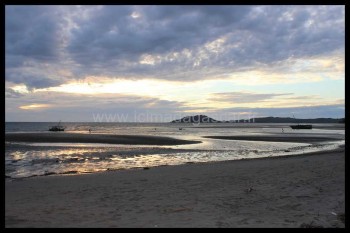 Reflet du crépuscule sur la plage de Dzamandzar