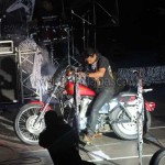 Nini de Kiaka bouge la moto de la scène