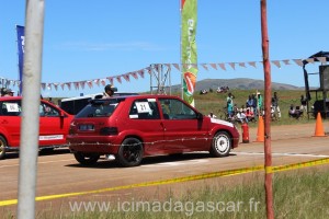 Des voitures au départ du Run de Madagascar.