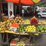 Un marchand de fruits à Madagascar