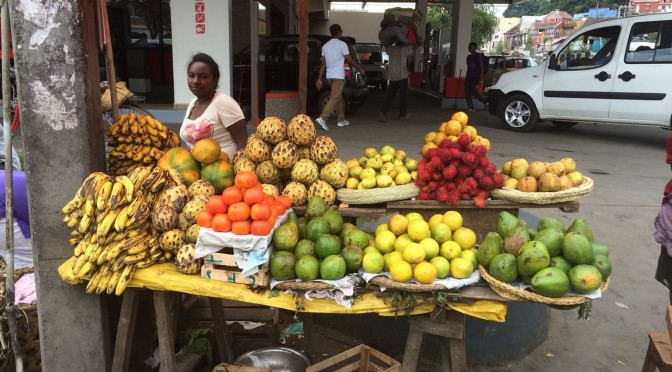 Un marchand de fruits à Madagascar