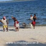Des habitants de Manambato se promènent sur la plage