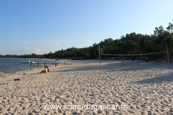 Terrain de Beach Volley, a Manambato, sur le lac Rasoabe.
