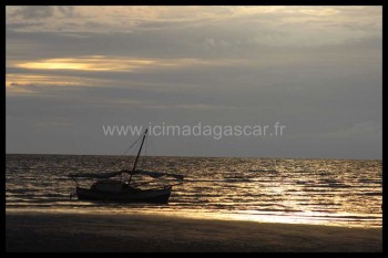 Le soleil se couche sur un bateau à Dzamandzar
