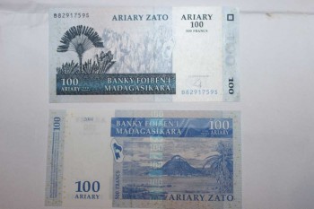 Un billet de 100 Ariary, monnaie malgache